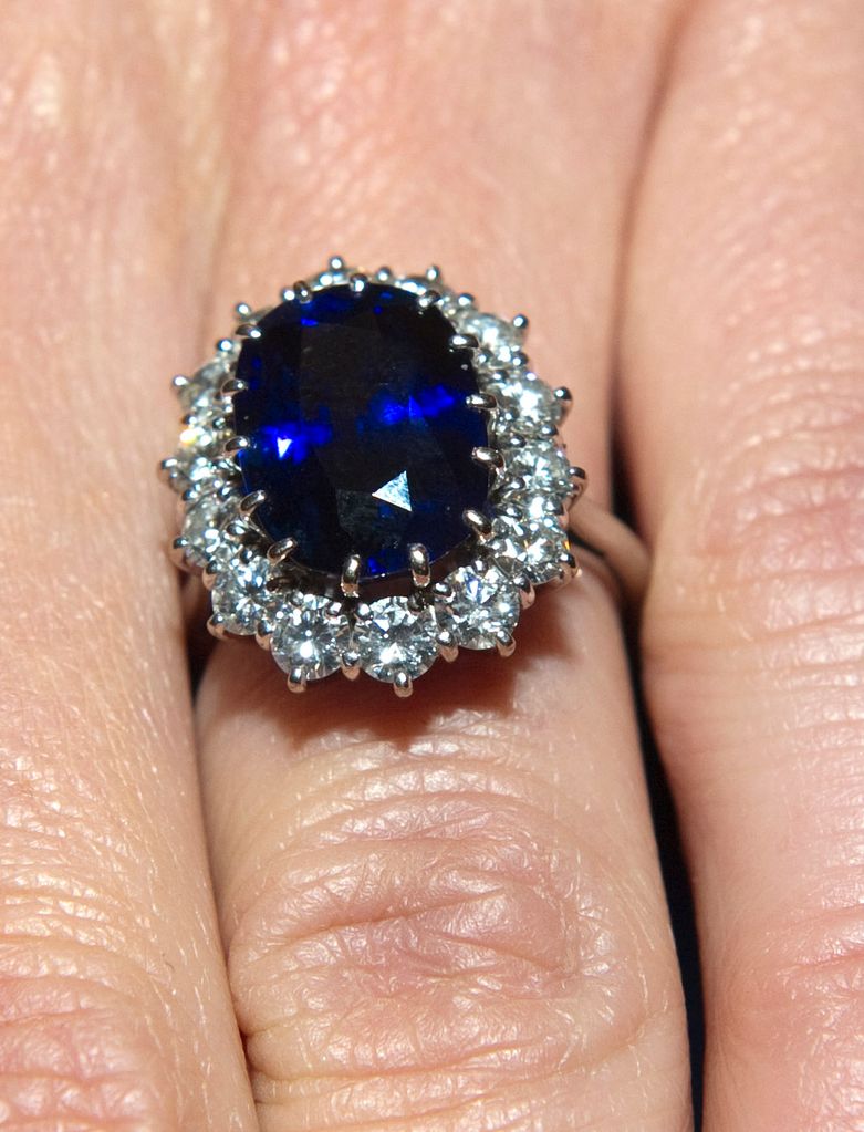 12克拉蓝宝石，戴安娜王妃和查尔斯的订婚戒指