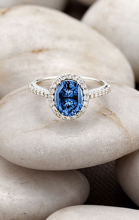 蓝宝石订婚戒指