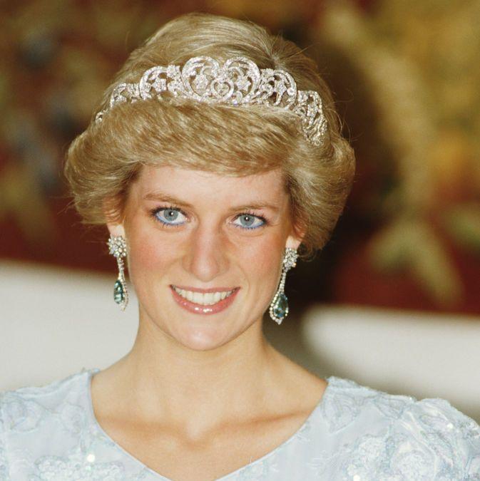princess-diana-wearing-a-catherine-walker-gown-and-the-news-photo-1635529470.jpg