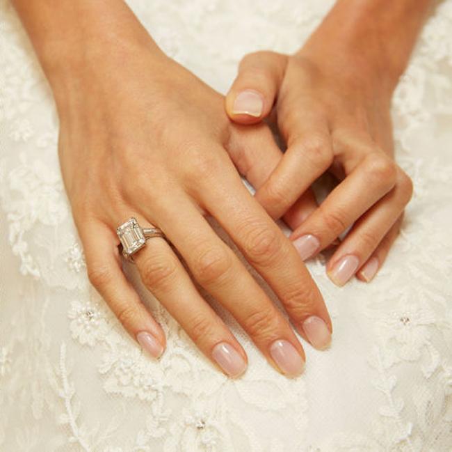 11 枚名人用蓝宝石打造的钻石订婚戒指！