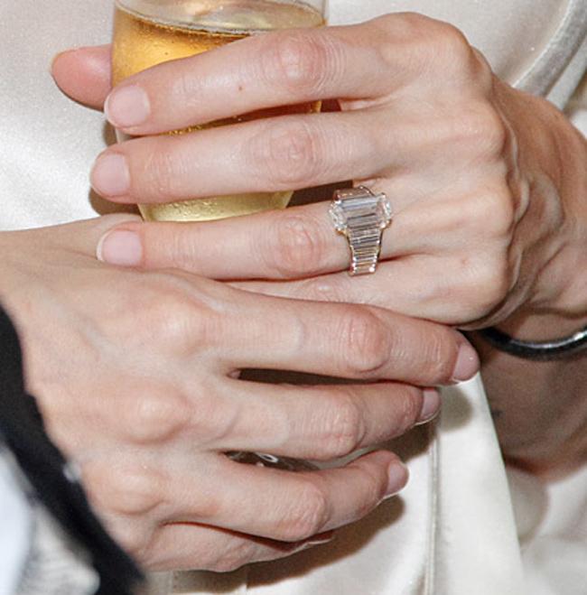 11 枚名人用蓝宝石打造的钻石订婚戒指！  婚戒 名人 第3张