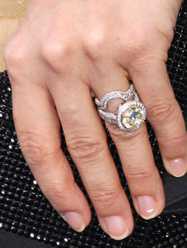 11 枚名人用蓝宝石打造的钻石订婚戒指！  婚戒 名人 第9张