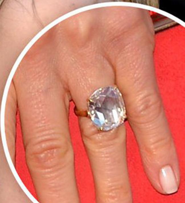 11 枚名人用蓝宝石打造的钻石订婚戒指！  婚戒 名人 第11张