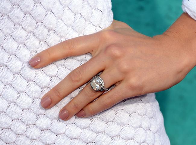 11 枚名人用蓝宝石打造的钻石订婚戒指！  婚戒 名人 第13张
