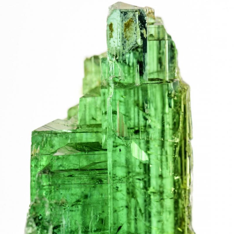 62f9bc3ab83f2d276e8abd78_Gross-green-tourmaline-crystal-with-all-its-shades-of-green-and-natural-tex.jpg